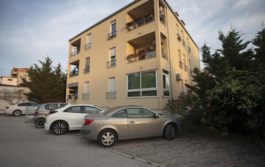 Apartment Sunny Yellow - With Balcony And Parking Place, Split Room photo