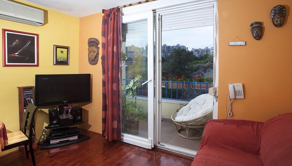 Apartment Sunny Yellow - With Balcony And Parking Place, Split Room photo